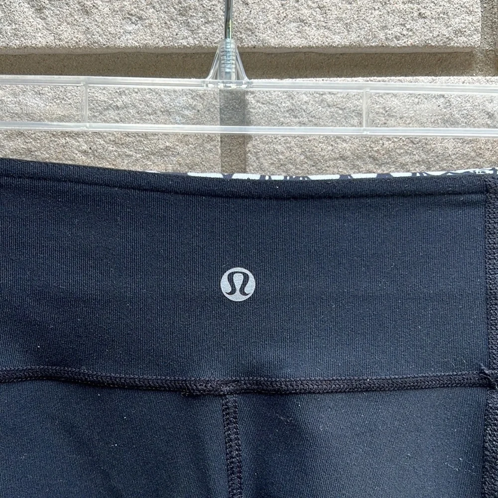 Lululemon Groove Crop Black / White Black Glacier Lace *Reversible Size 2 - Picture 13 of 14